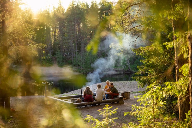 rukakuusamo_campfire_oulankanationalpark_family_harritarvainen1.jpg