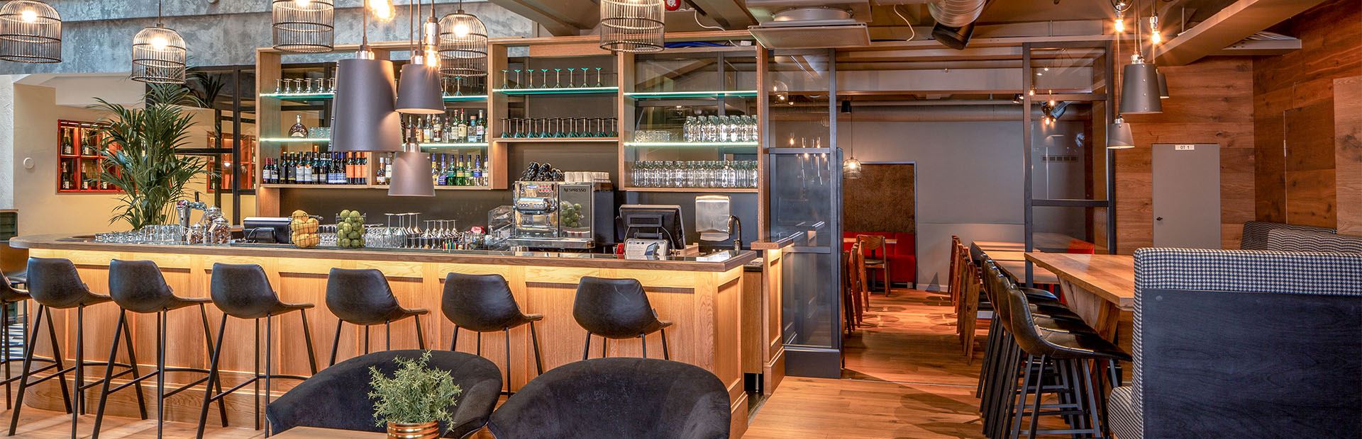 Ravintolat ja palvelut